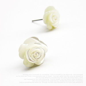 Snowy nacre flower earring [화이트 자개꽃]