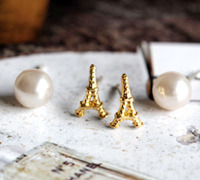 Eiffel tower pearl earring